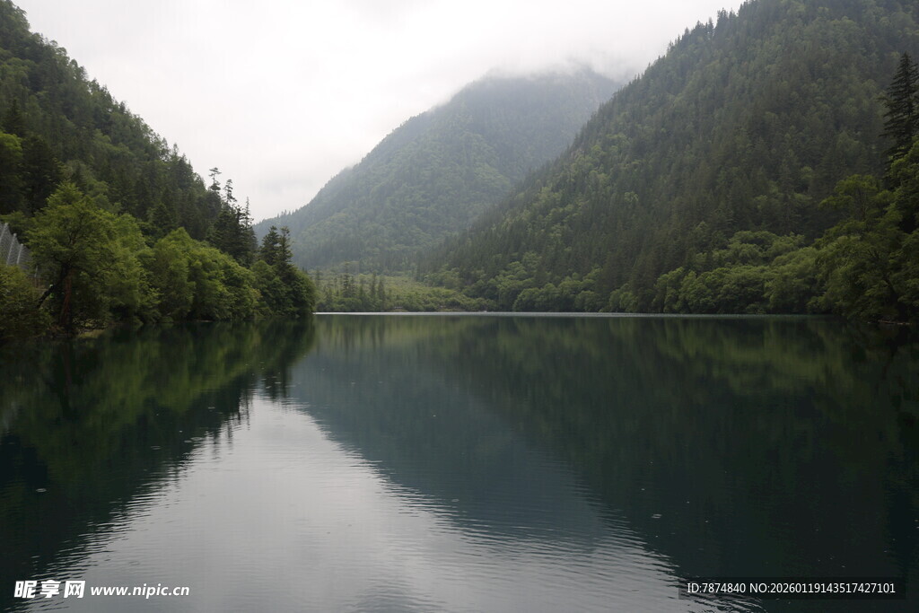 山间静谧湖景 绿意盎然