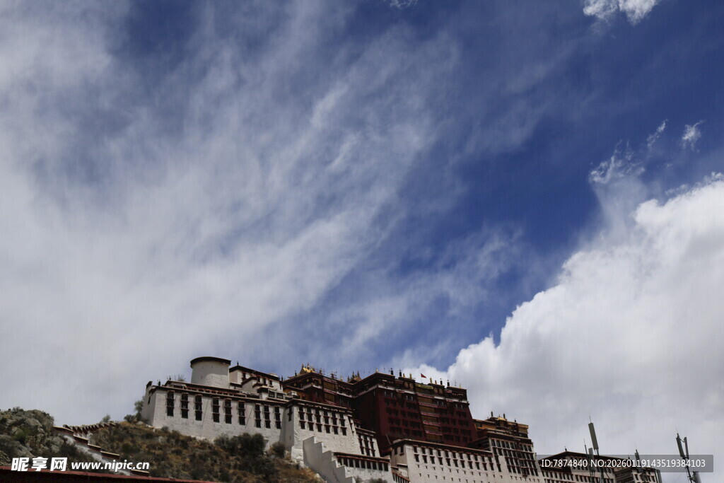 布达拉宫蓝天白云下的壮丽