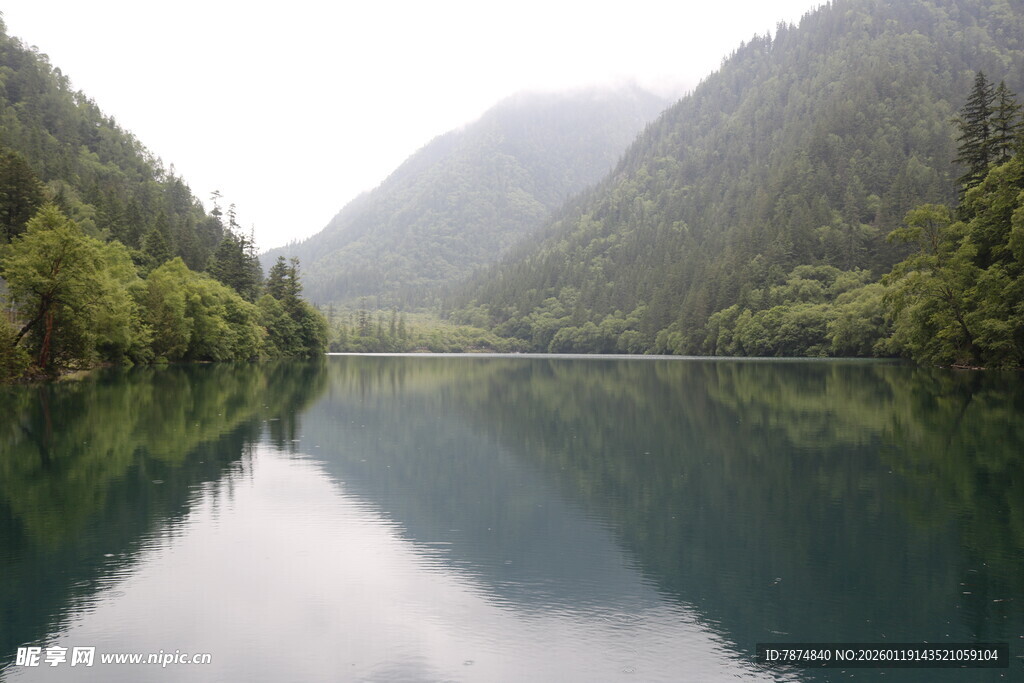 静谧山水间的湖光山色
