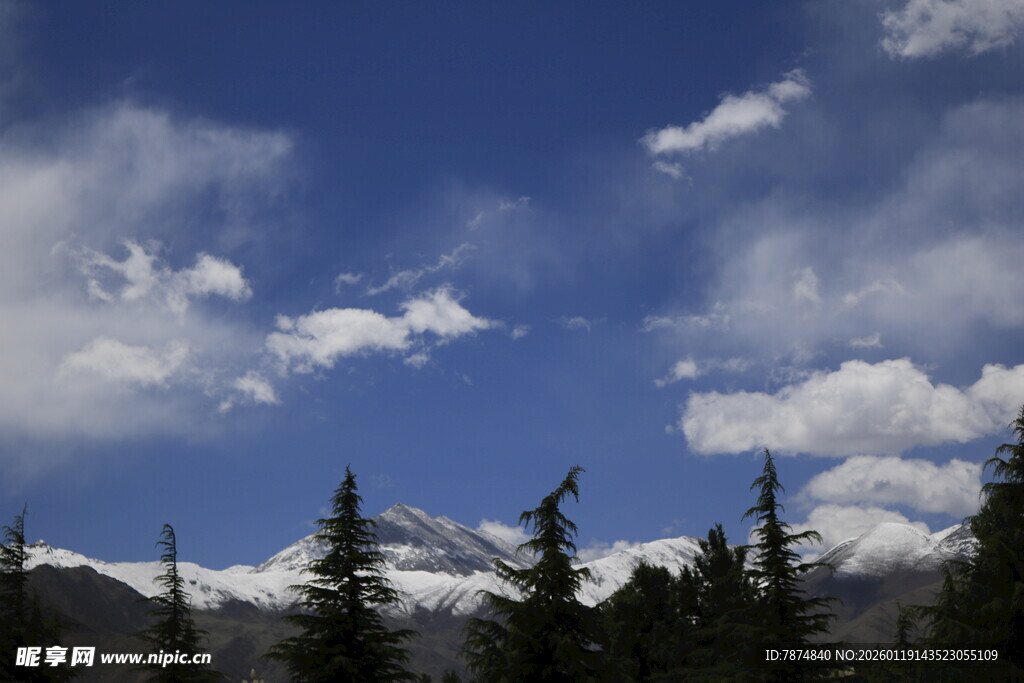 蓝天白云下的山林景致