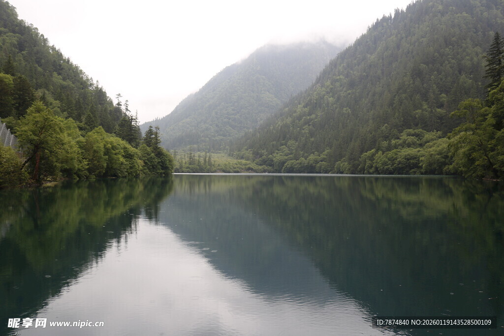 山间静谧湖景 绿意盎然