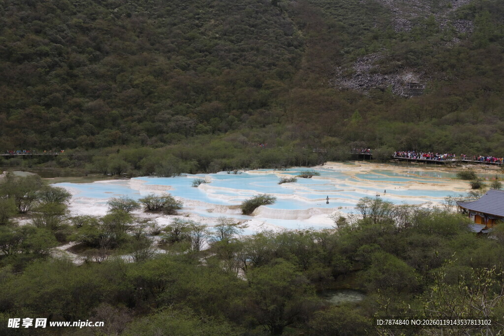 山间五彩斑斓的奇特水域