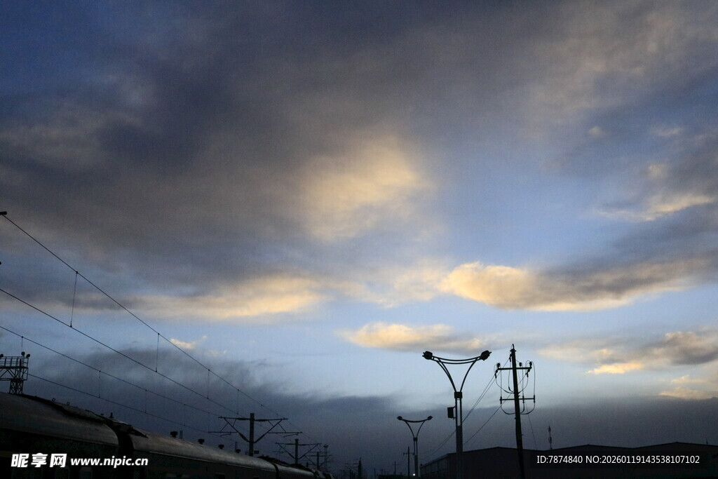 黄昏下的电线与绚丽云彩