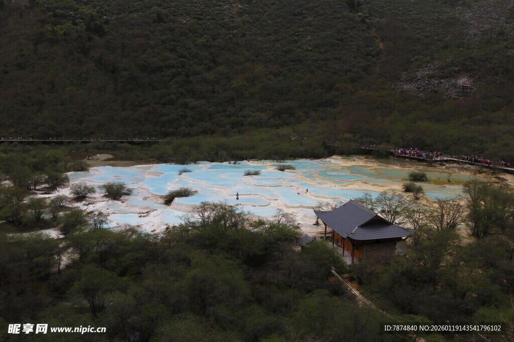 山间多彩湖泊与小屋景观