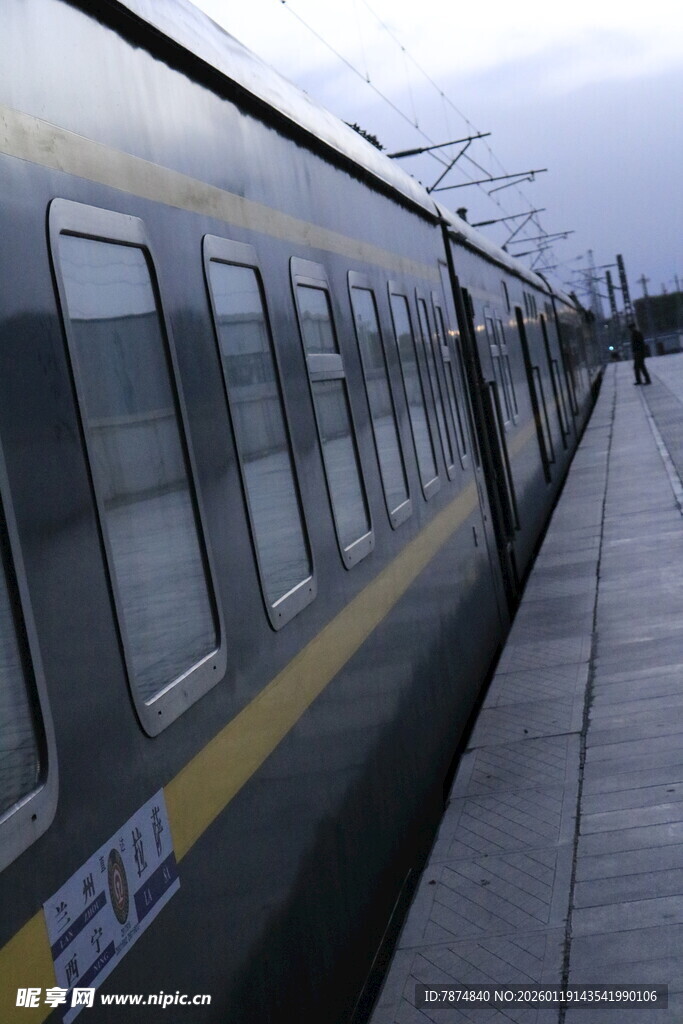 停靠站台的一列火车