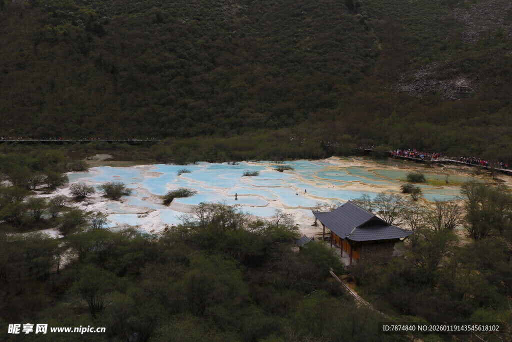 山间多彩湖泊与小屋