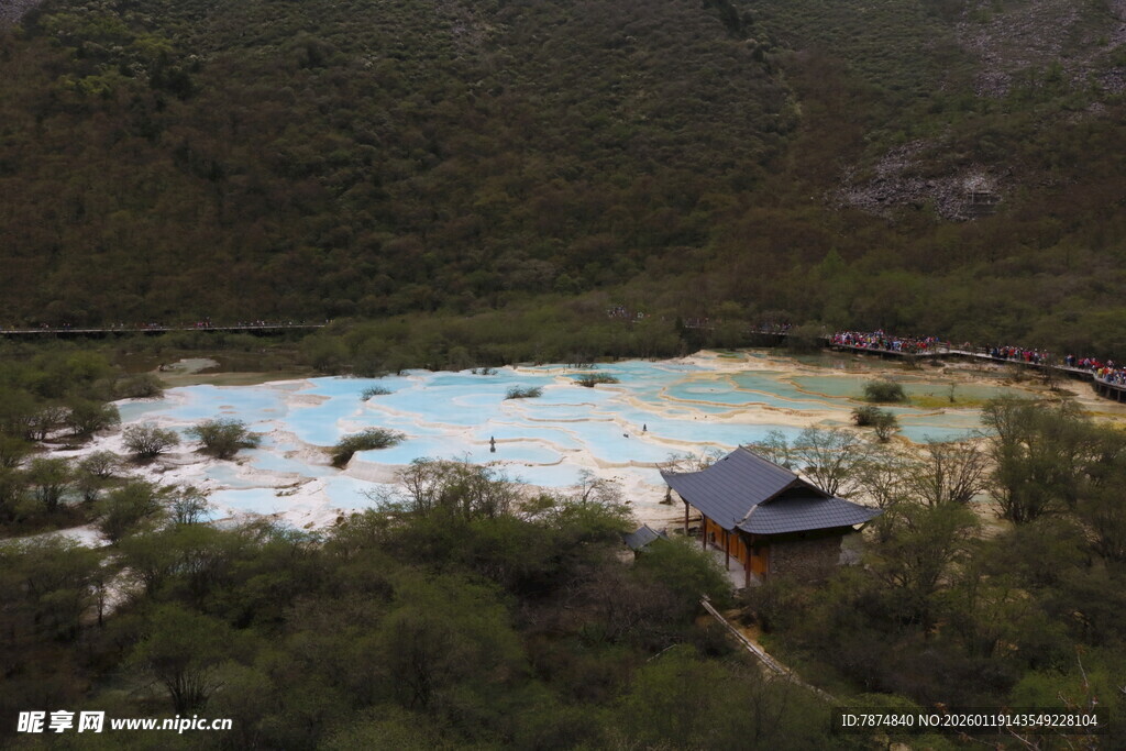 山间多彩湖泊与小屋