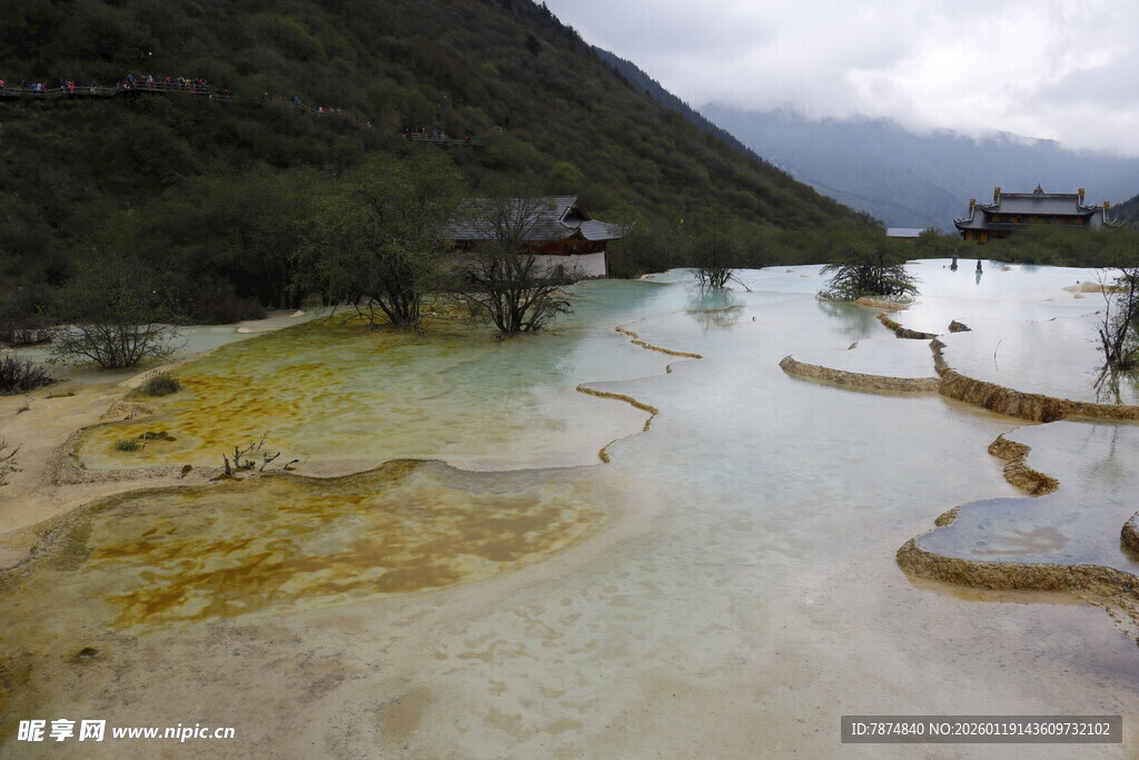五彩斑斓的山间温泉奇景