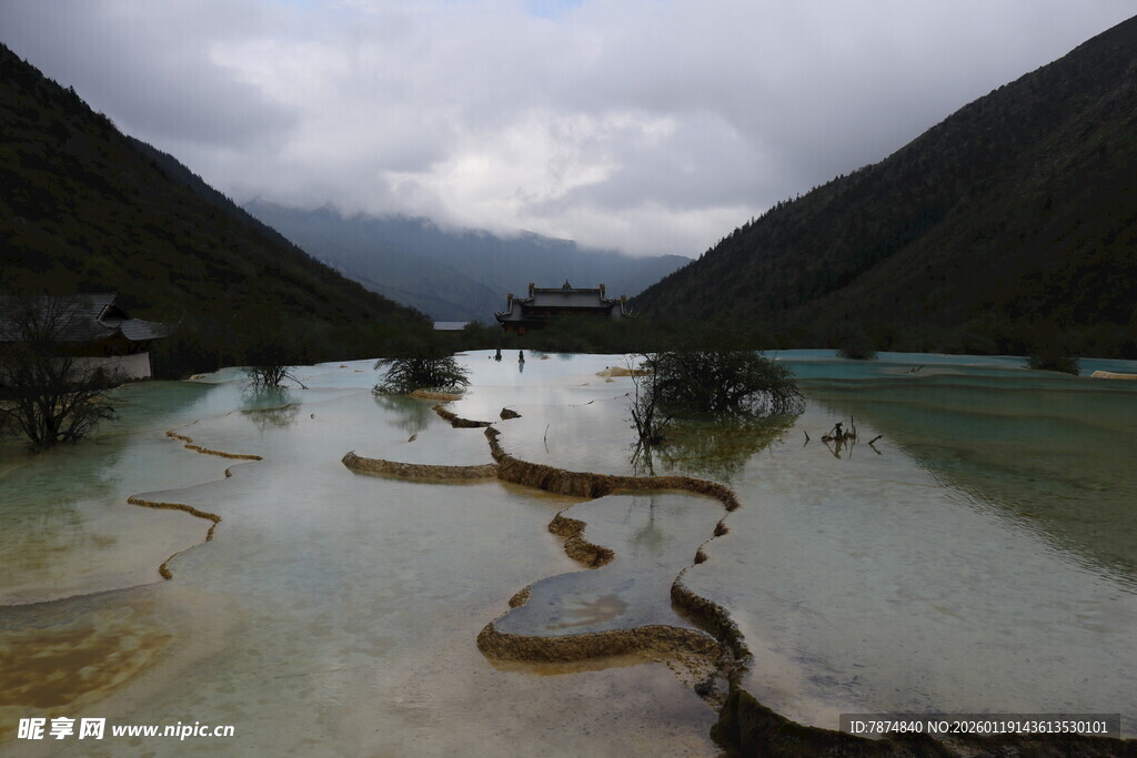 山间清澈多彩水域景观