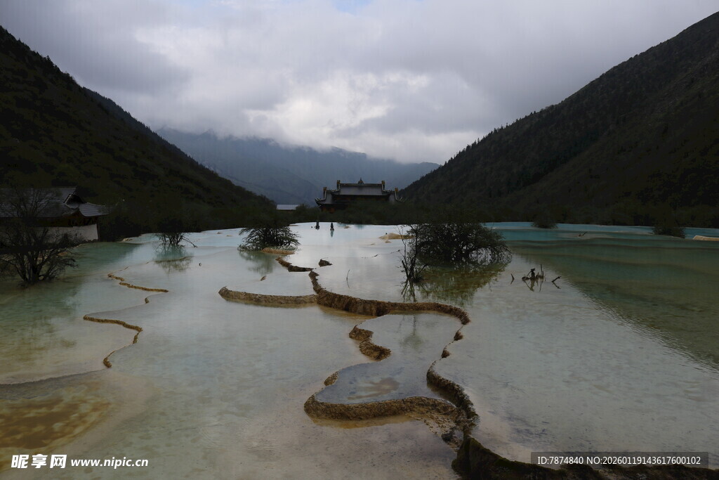 山间五彩水域独特景观