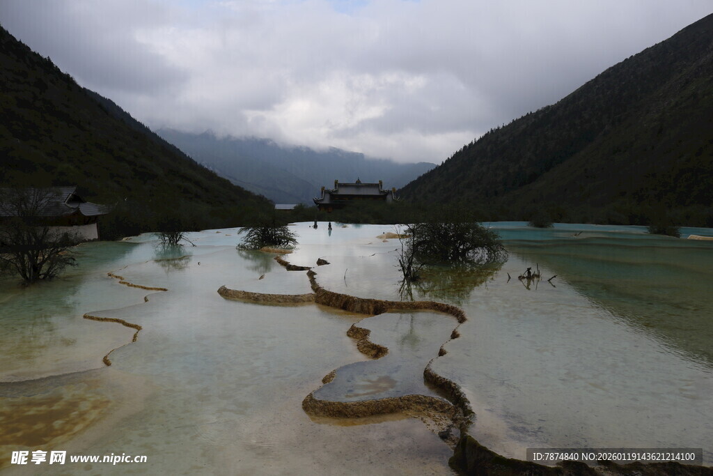 山间五彩斑斓的清澈池景