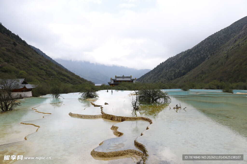 山间碧绿湖泊美景