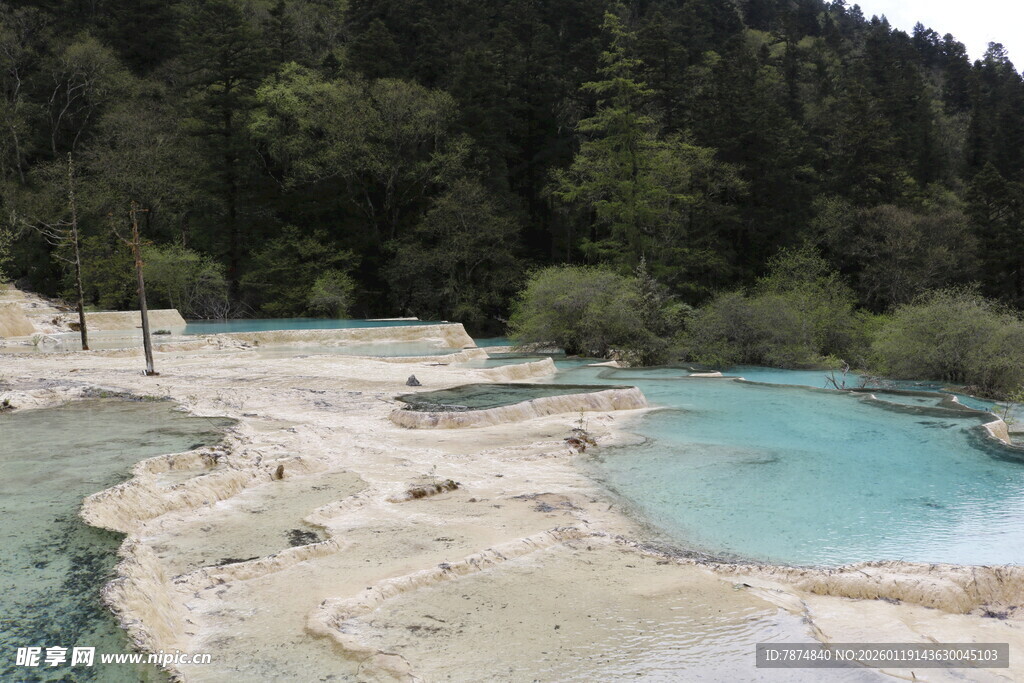 梦幻蓝绿色山间温泉池