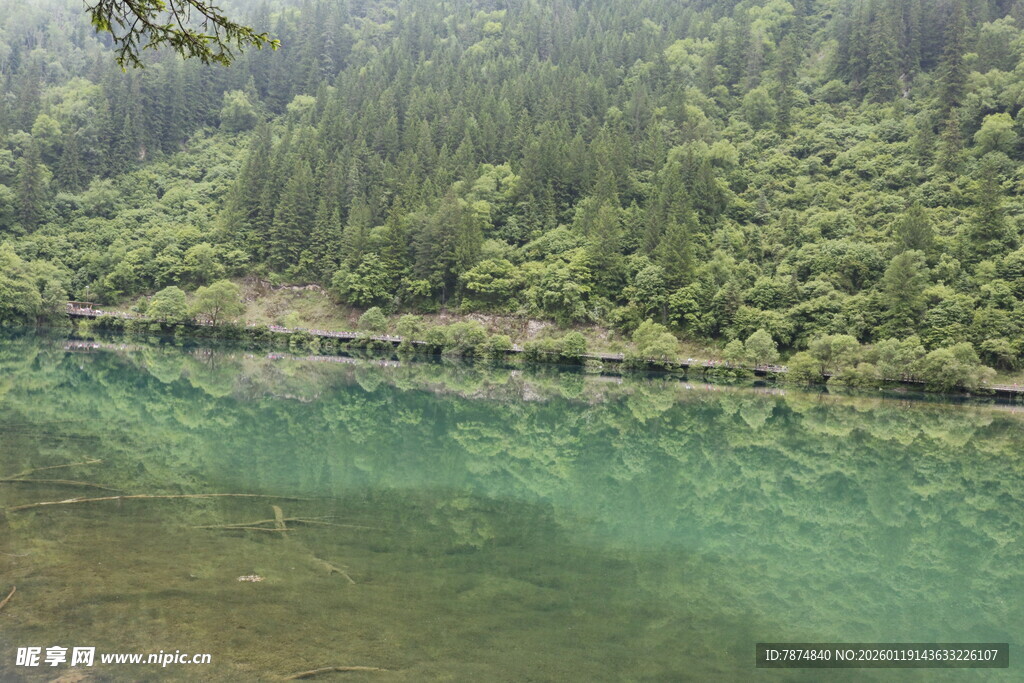 青山绿水间的澄澈湖泊