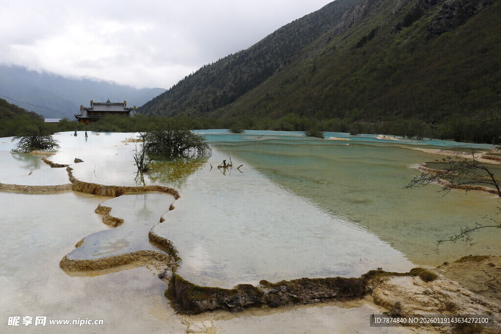 山间碧绿湖泊与蜿蜒栈道