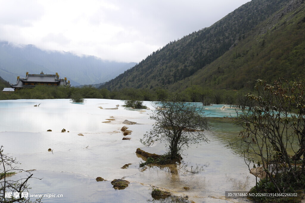 山间静谧湖泊美景