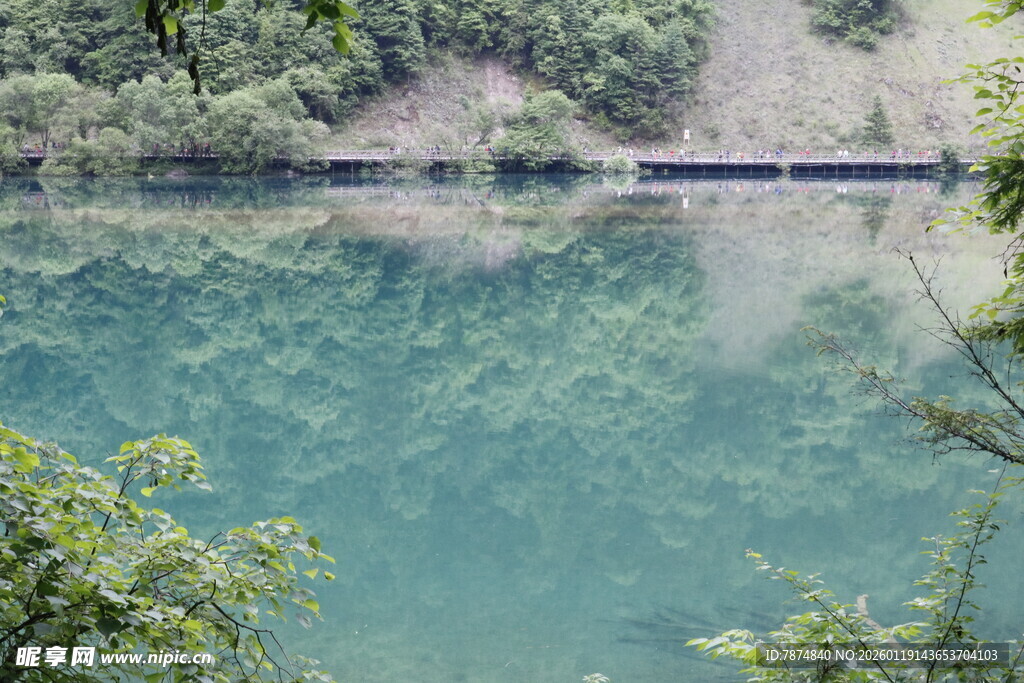 清澈湖水与周边绿意景致