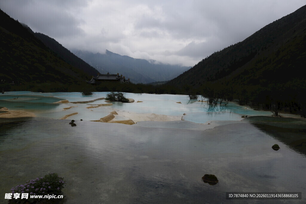 山间幽美湖泊景观