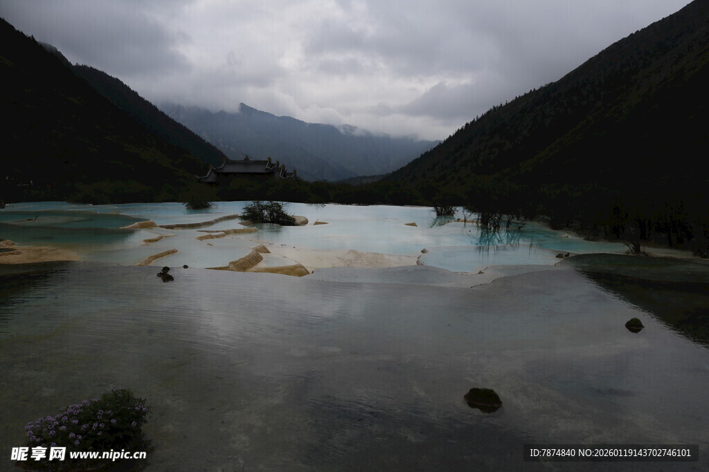 山间幽湖 云雾缭绕之景