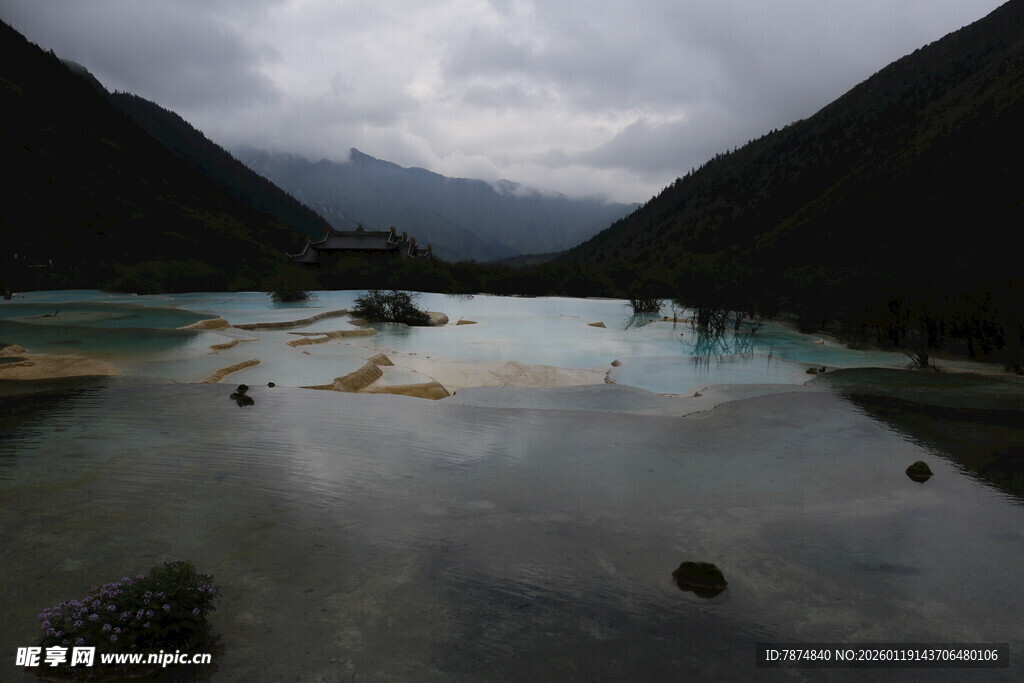 山间幽湖 云雾缭绕之景