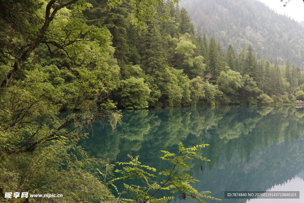 青山环抱的幽蓝静谧湖泊