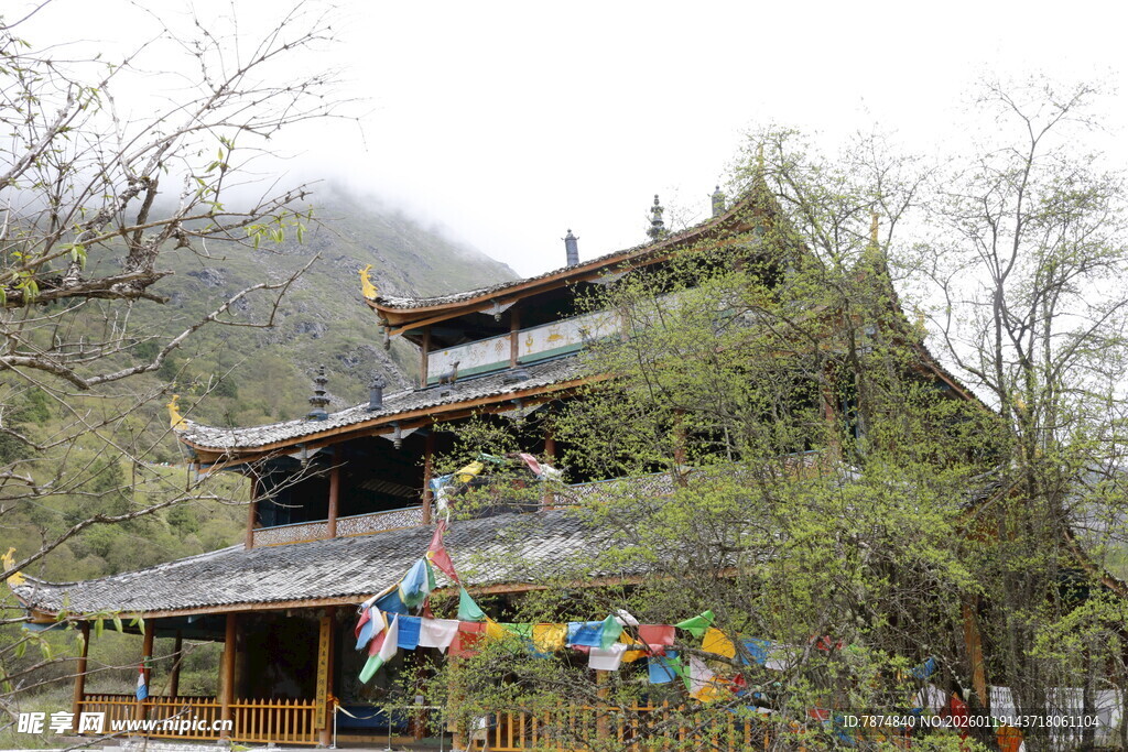 山间古建挂经幡