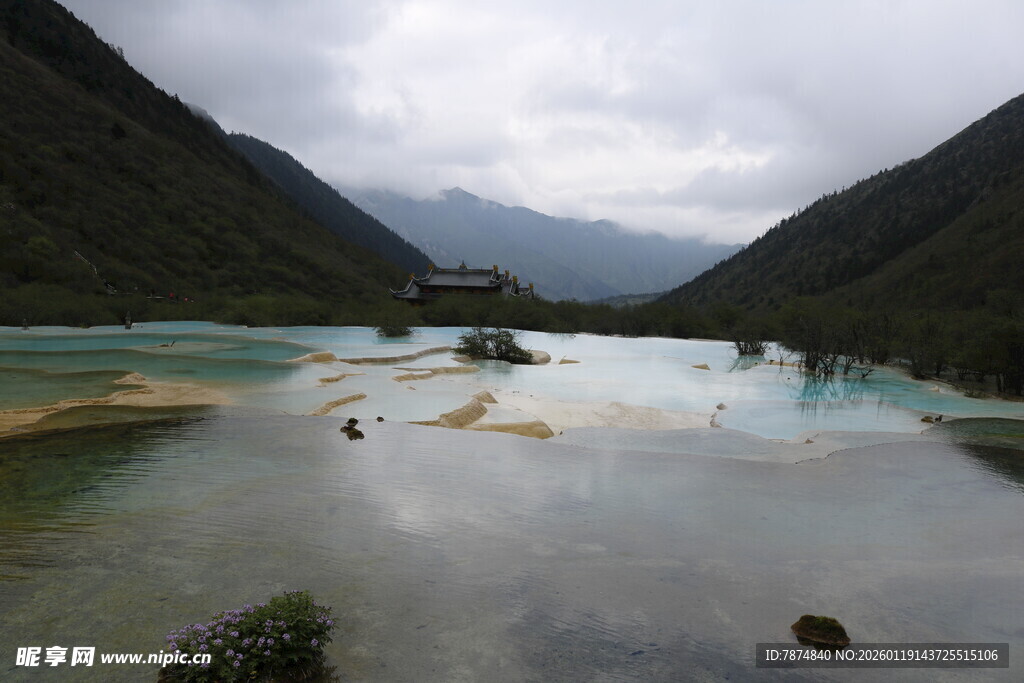 山间五彩湖泊美景