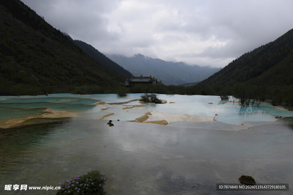 梦幻山水间的多彩湖泊