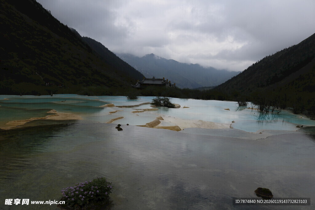 梦幻山水间的多彩湖泊