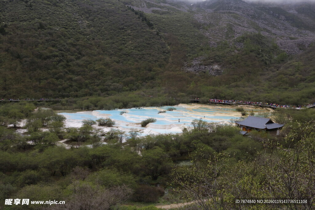 山间湖泊旁的多彩建筑
