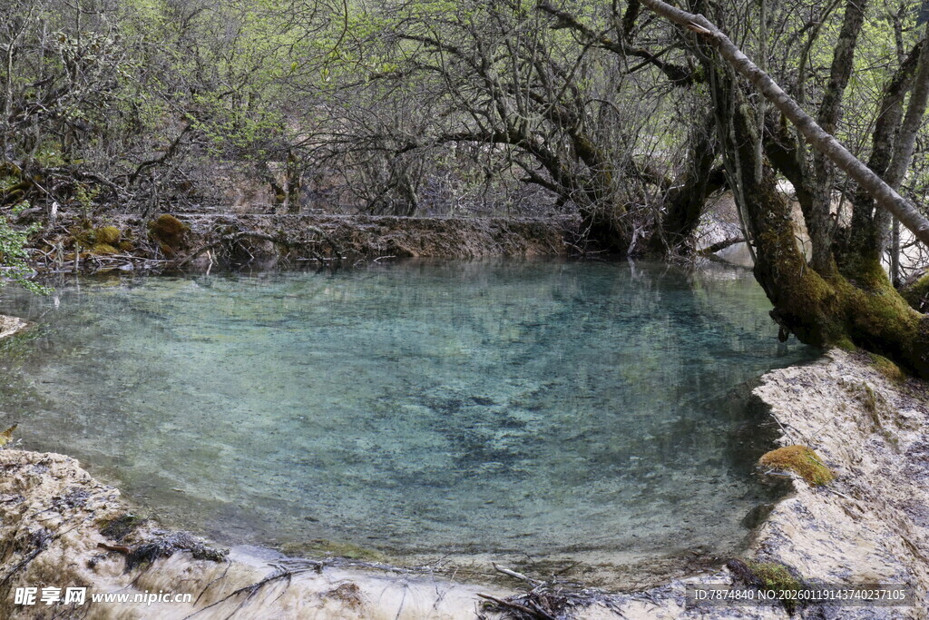 山间清澈幽蓝的静谧水潭