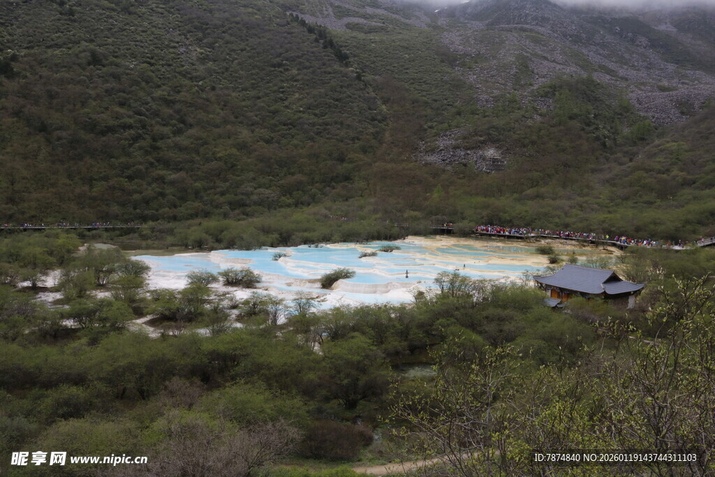 山间多彩湖泊景色