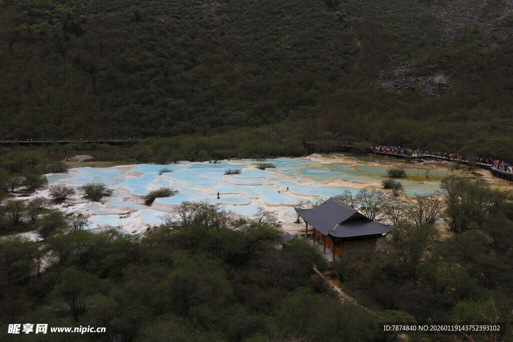 山间蓝湖旁的静谧小屋