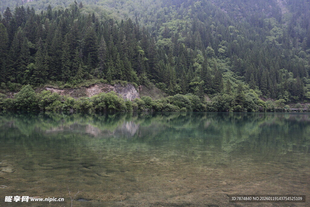 山林间的静谧湖泊