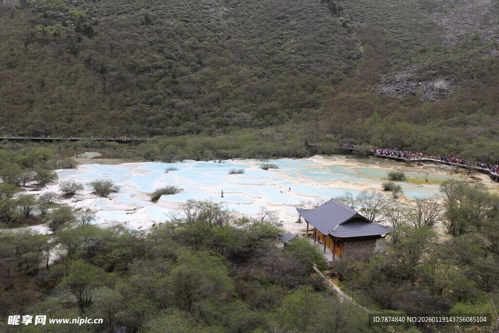 山间小屋旁的开阔雪景