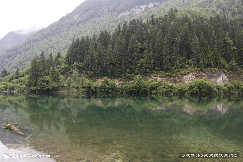 山间静谧湖水 绿意盎然