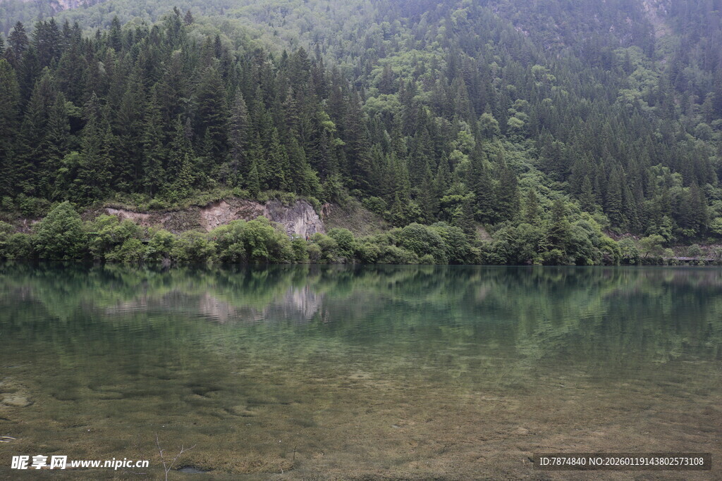 静谧山林中的清澈湖泊