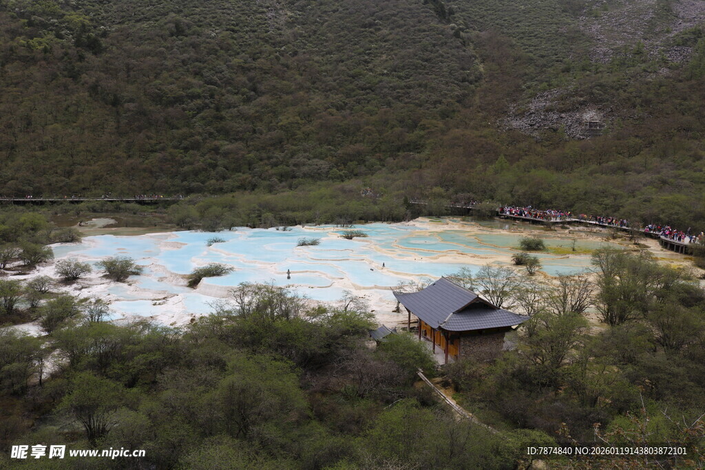 山间多彩湖泊与古朴建筑
