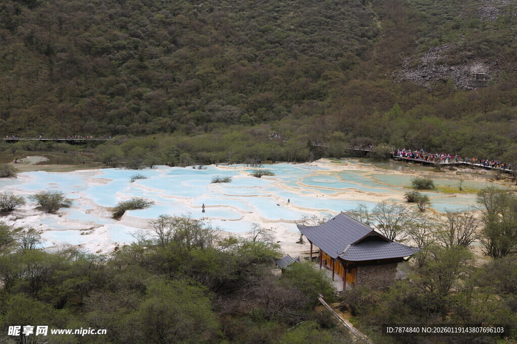 山间彩池旁的古朴小屋
