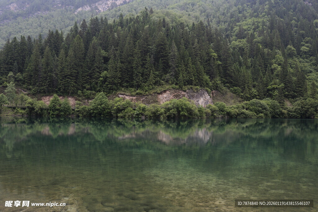 山林环绕的静谧清澈湖水