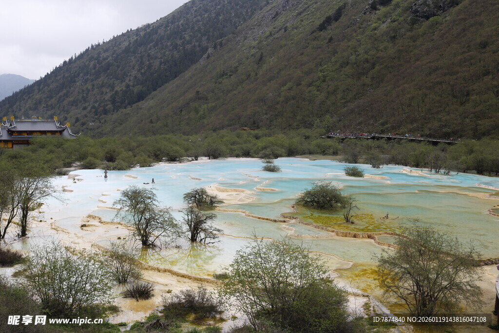 山间五彩斑斓的美丽湖泊