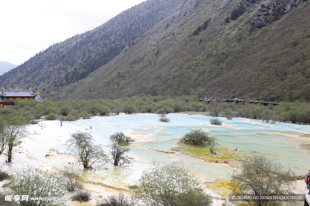 山间多彩水域景观