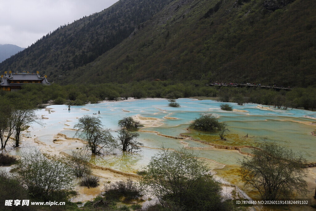 五彩斑斓的山间湖泊