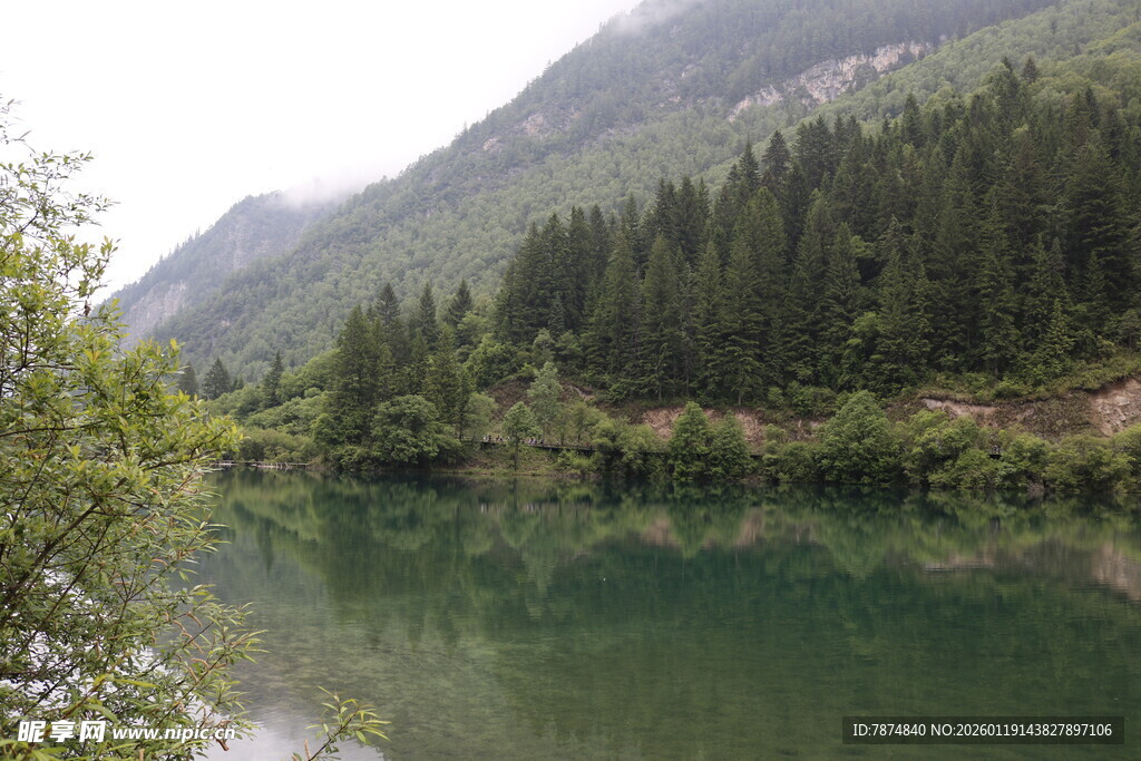 青山绿水间的静谧湖泊