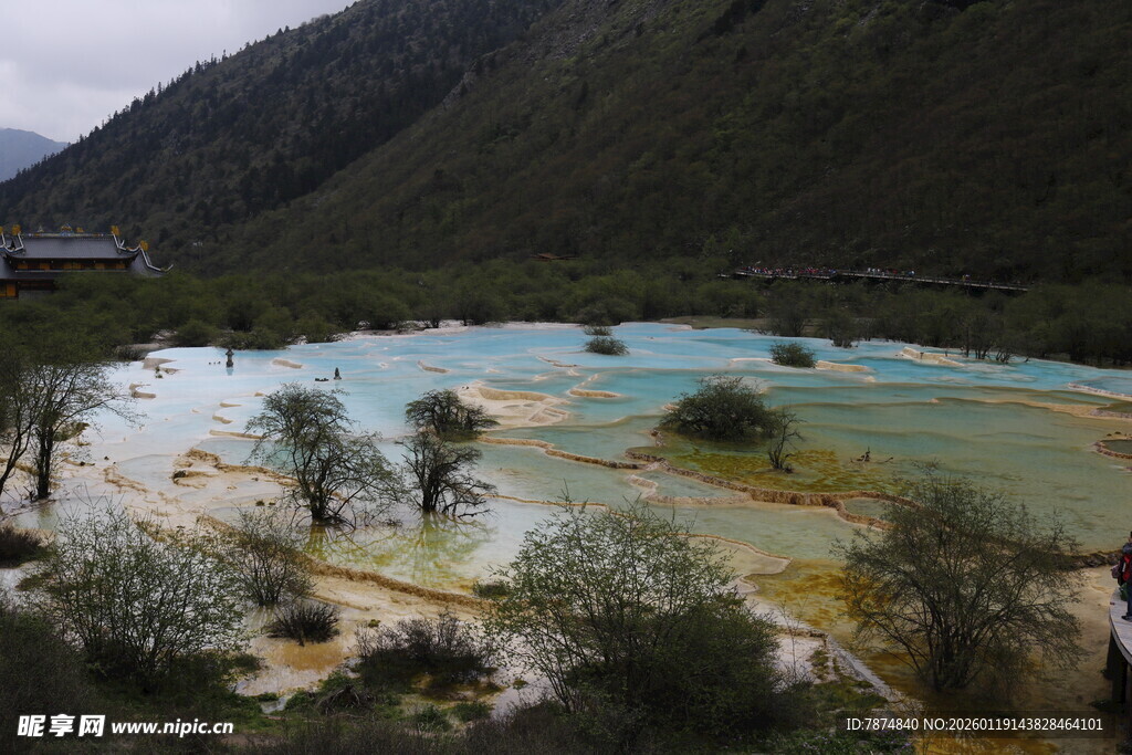 五彩斑斓的山间湖泊美景