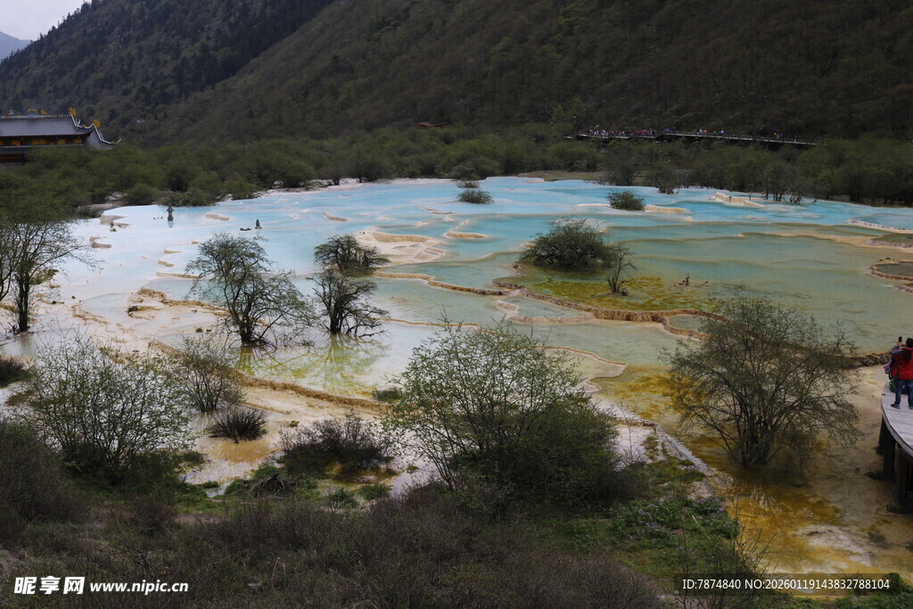 五彩斑斓的钙化池景观