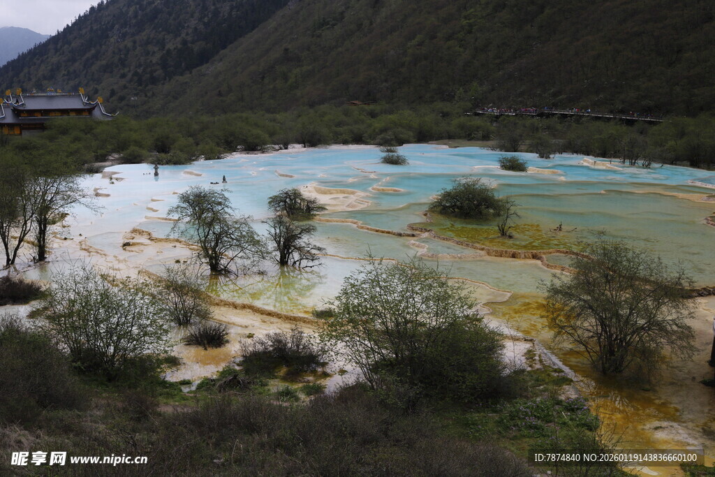 五彩斑斓的山间湖泊美景