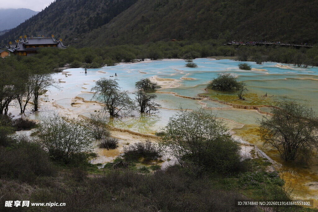 山间多彩水域风景
