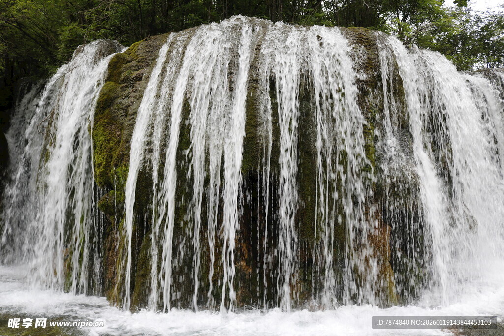 壮观瀑布水流倾泻而下