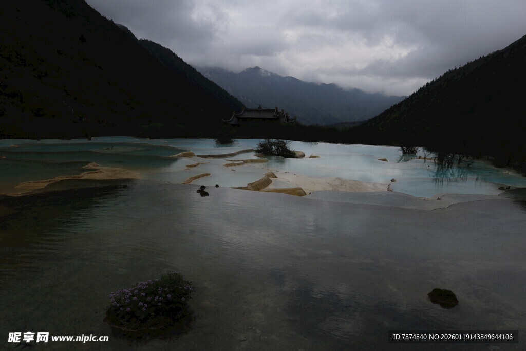 山间彩池 云雾缭绕之景